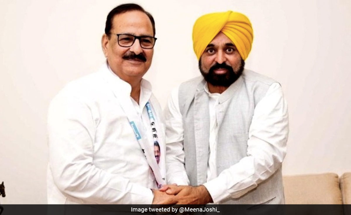 Former BJP MLA Arun Narang Joins AAP, Punjab CM Inducts Him