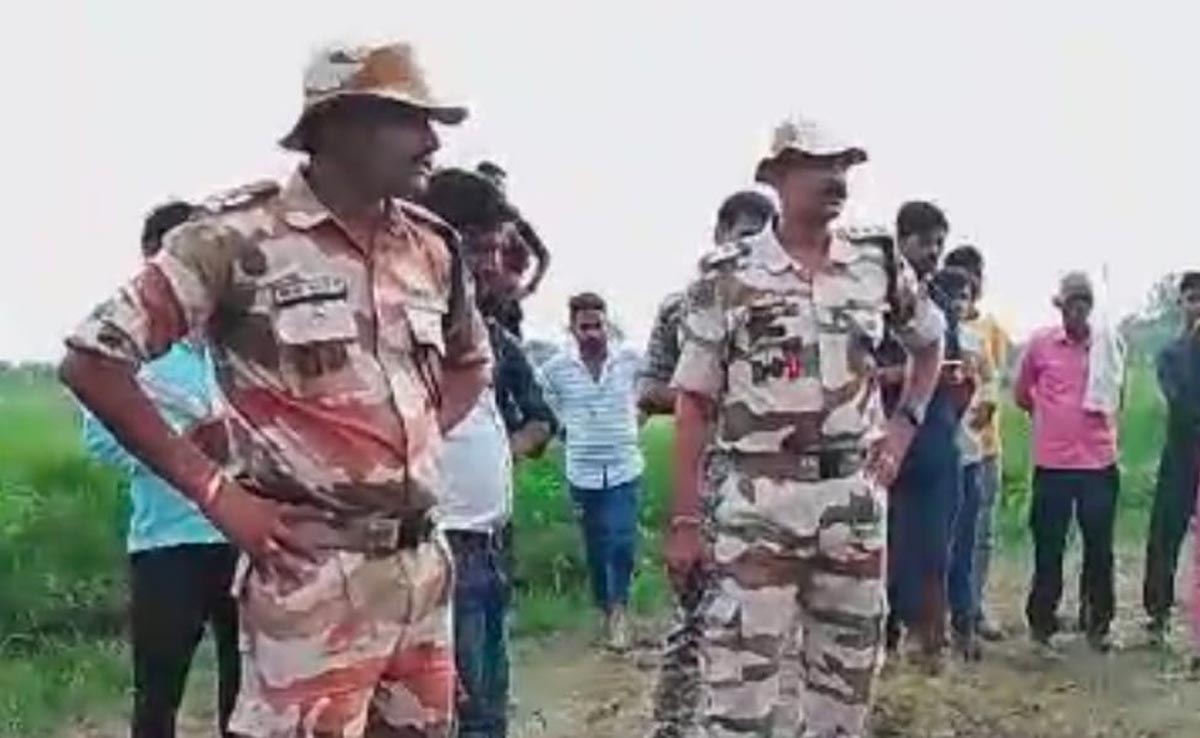 शिवपुरी : आसमान से खेत में गिरा भारी भरकम रहस्यमय गोला, दूर-दूर से देखने पहुंच रहे लोग