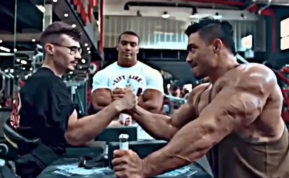 पतले आदमी को हल्के में ले रहा था बॉडी बिल्डर, एक ही झटके में हरा कर घमंड तोड़ दिया