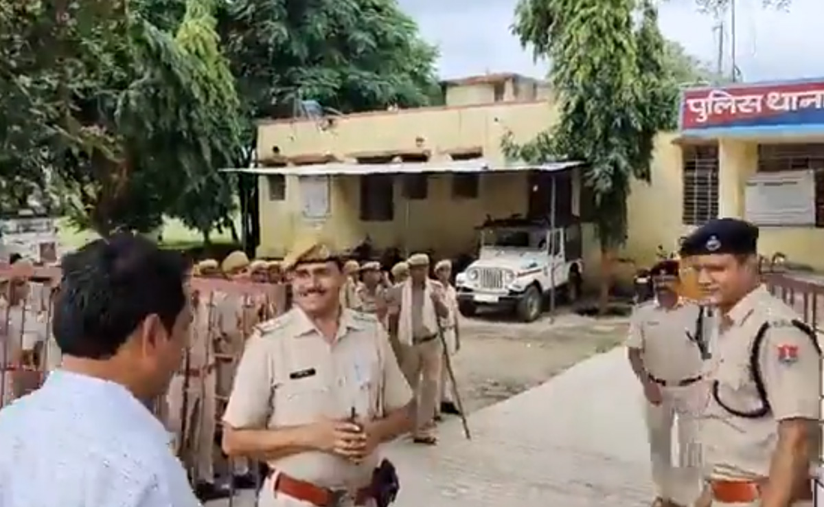 उपद्रव के आरोपी का थाने में SHO ने हाथ जोड़कर तो DSP ने 'पधारो' कहकर किया स्वागत, अब गिरी गाज