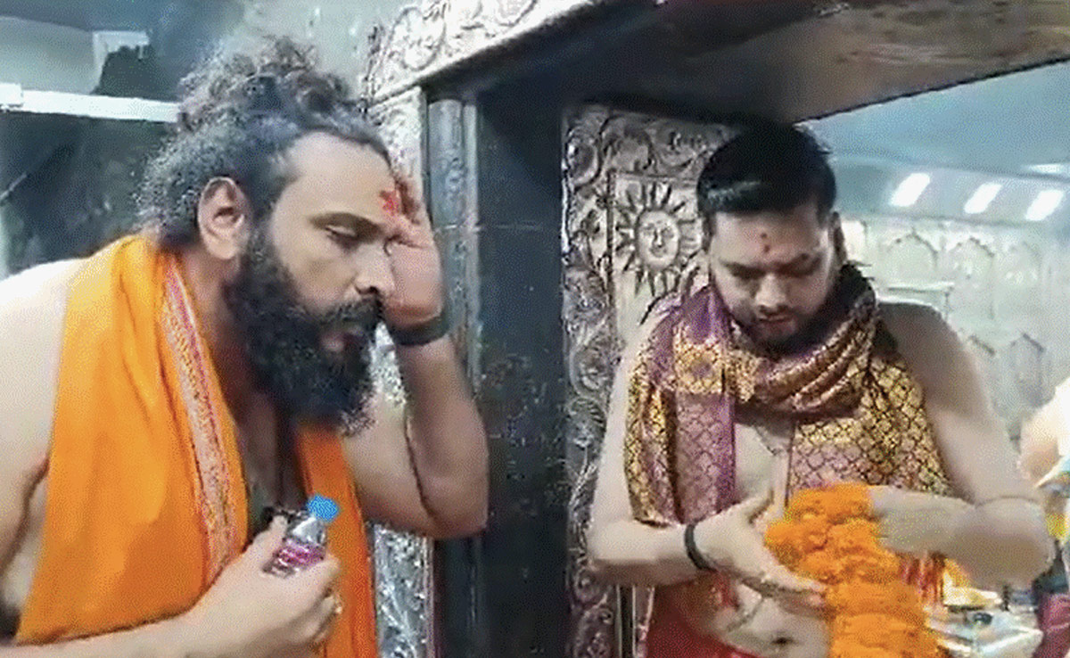 उज्जैन : WWE के रेसलर पहुंचे महाकाल बाबा के दरबार, हुए भस्म आरती में शामिल