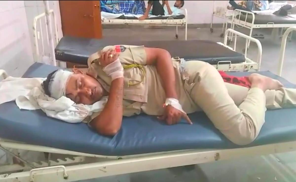 ट्रक ने पुलिस जिप्सी को पीछे से मारी टक्कर, 4 पुलिसकर्मी घायल, 2 की हालत गंभीर