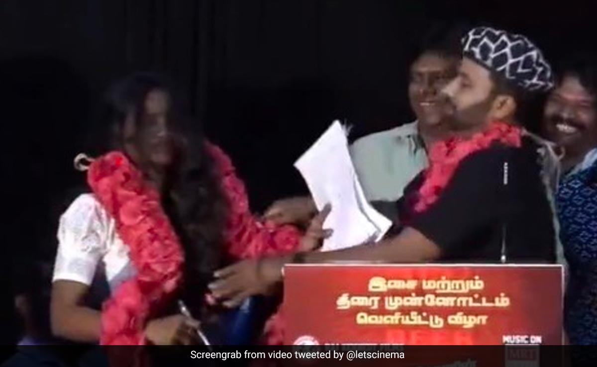 एक्टर ने मंच पर कर दी सारी हदें पार, महिला होस्ट के गले में जबरन डाली माला तो ऐसा आया रिएक्शन- देखें वीडियो