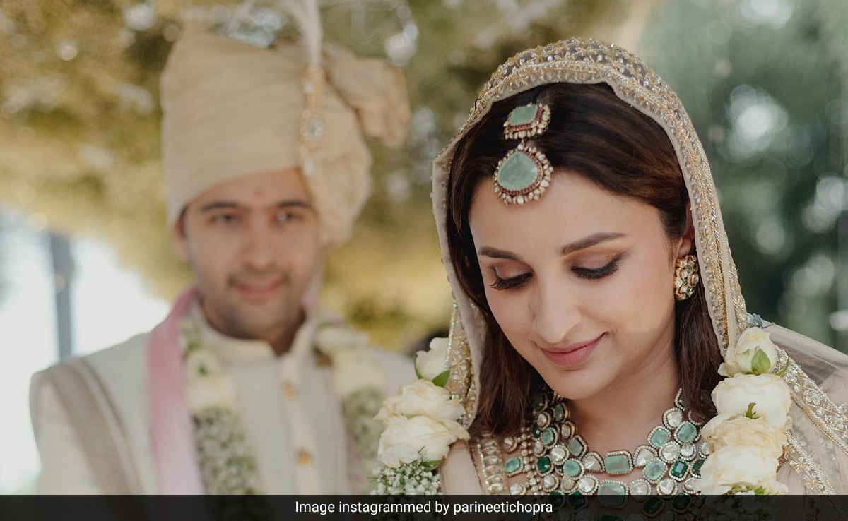 The Big Reveal: Parineeti Chopra Was A Dreamy Bride In An Ethereal Champagne Gold <i>Lehenga</i>