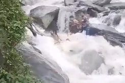 हिमाचल के धर्मशाला में झरने के पास नहाते समय पर्यटक डूबा हिमाचल के धर्मशाला में झरने के पास नहाते समय पर्यटक डूबा