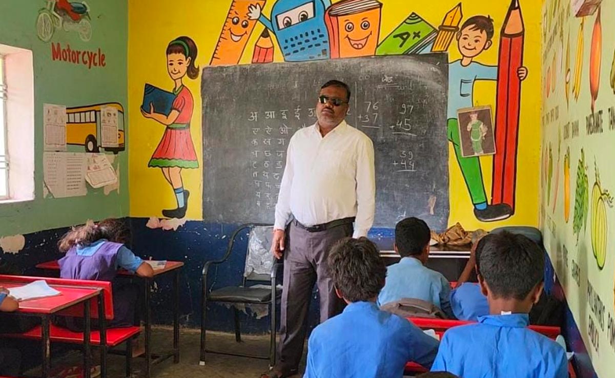 सूरजपुर में दृष्टि बाधित शिक्षक ने पेश की मिसाल, बच्चों के जीवन में जला रहे ज्ञान की ज्योति