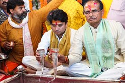 मध्य प्रदेश सीएम शिवराज सिंह चौहान और ज्योतिरादित्य सिंधिया ने मंदिर में की पूजा मध्य प्रदेश सीएम शिवराज सिंह चौहान और ज्योतिरादित्य सिंधिया ने मंदिर में की पूजा