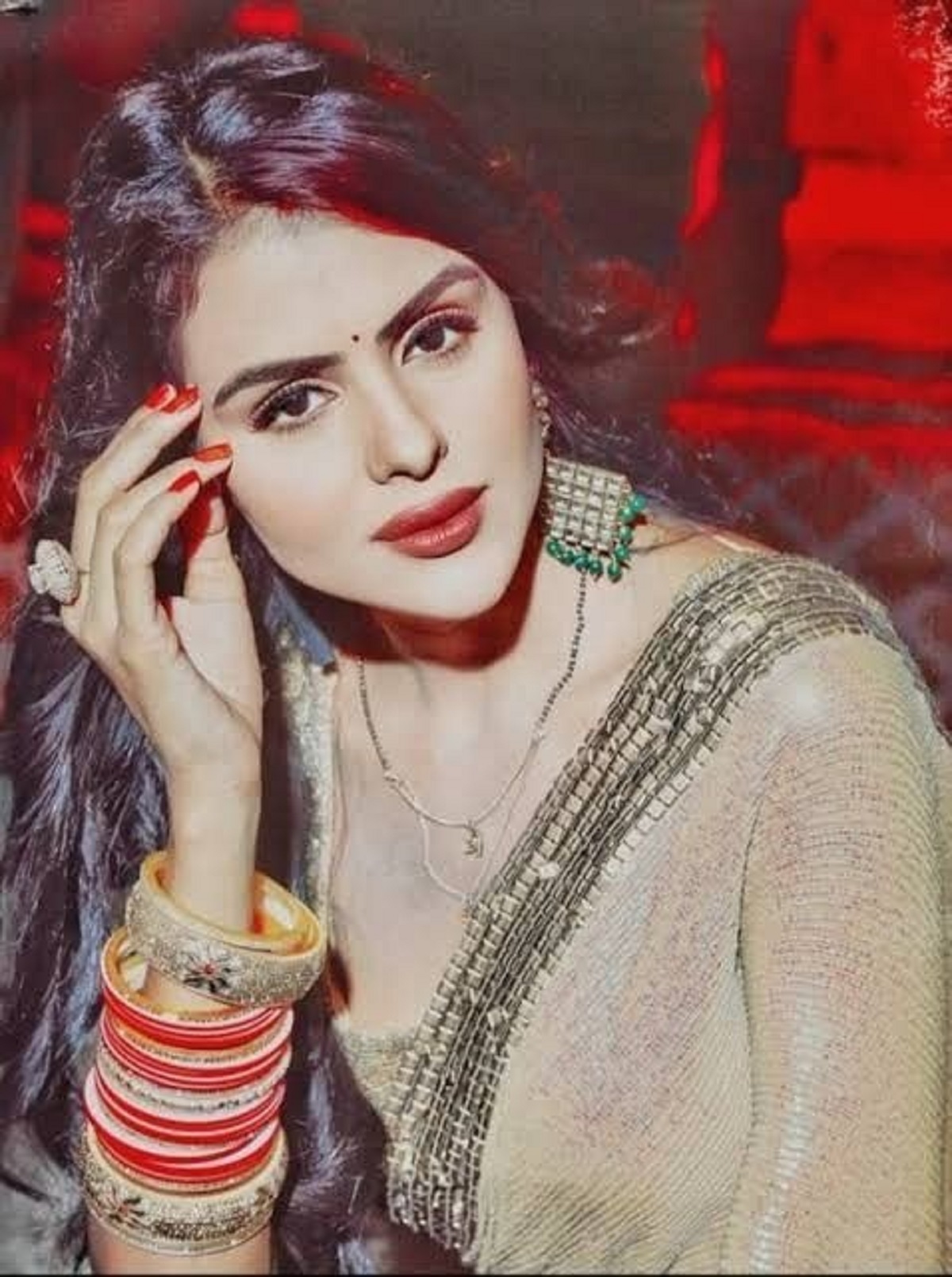 fashion and lifestyle : इयररिंग्स को लेकर हैं कंफ्यूज, तो आजमा सकती हैं प्रियंका चाहर के ये लुक्स