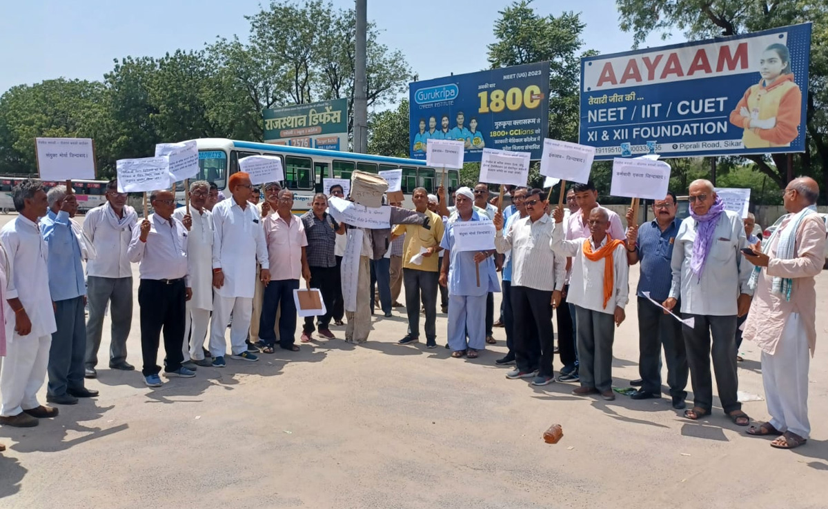 सीकरः रोडवेज कर्मियों ने फूंका मुख्यमंत्री का पुतलान, 5 सितंबर को चक्का जाम का ऐलान