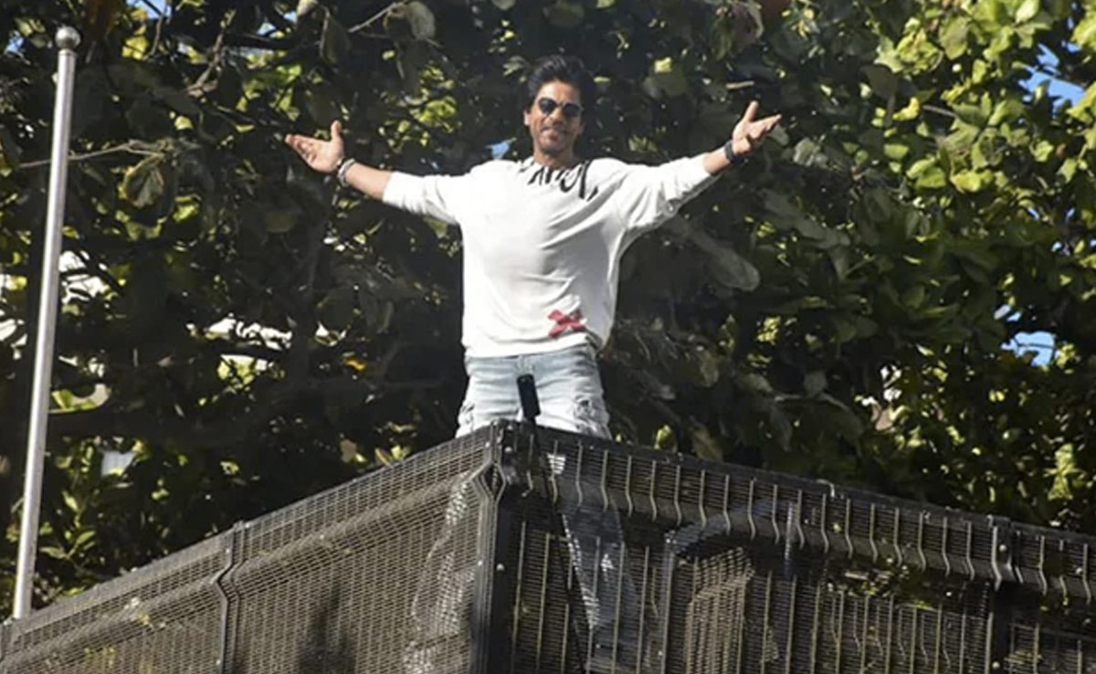 Shah Rukh Khan's ROFL Reply To Fan Who Asked, "Can I Get Married At Mannat?"
