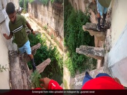 कई फीट ऊपर बने कंक्रीट स्लैब पर बेपरवाही से चलते दिखे दो शख्स, हैरतअंगेज़ Video देख डर से खुला रह जाएगा मुंह कई फीट ऊपर बने कंक्रीट स्लैब पर बेपरवाही से चलते दिखे दो शख्स, हैरतअंगेज़ Video देख डर से खुला रह जाएगा मुंह