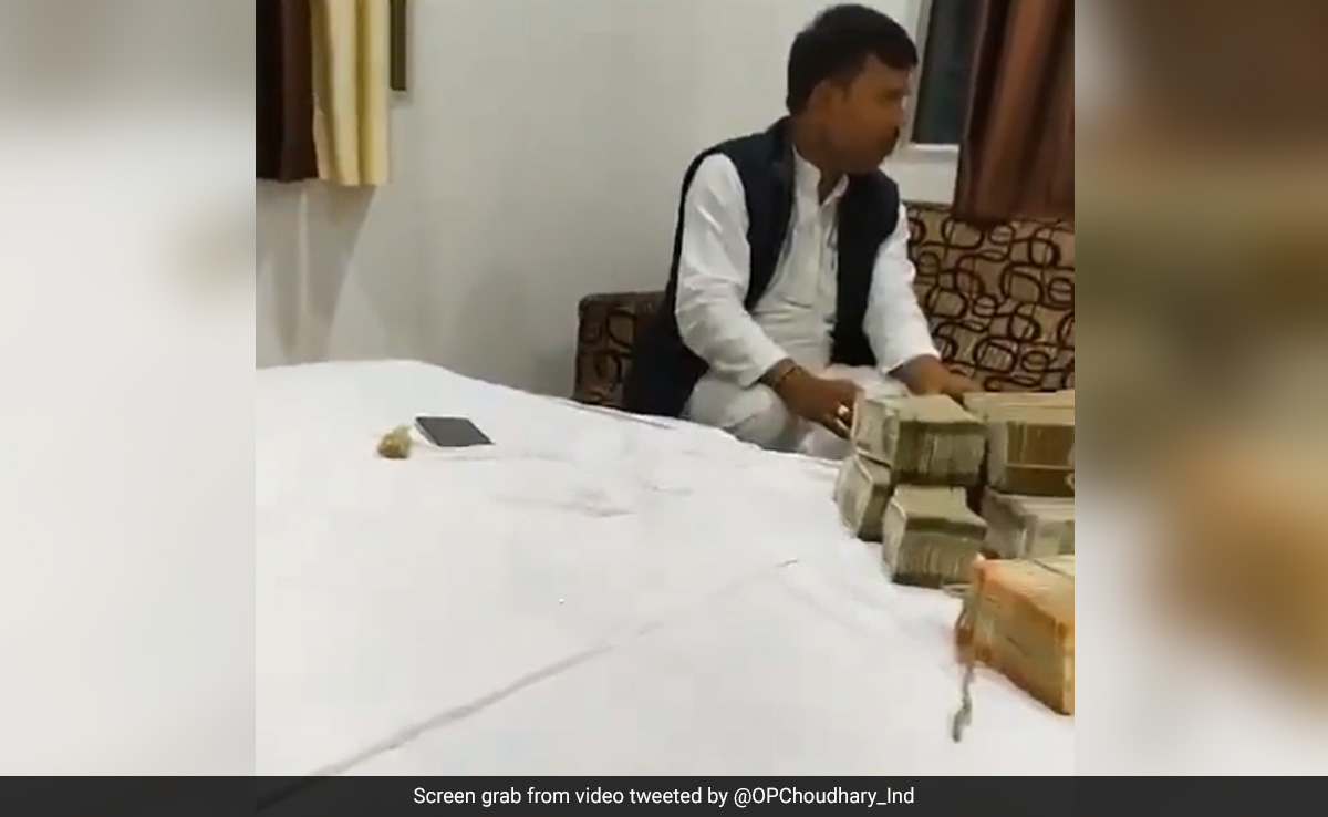 नोटों की गड्डी के साथ दिखे चंद्रपुर से कांग्रेस विधायक रामकुमार यादव, वायरल हुआ वीडियो तो दी सफाई