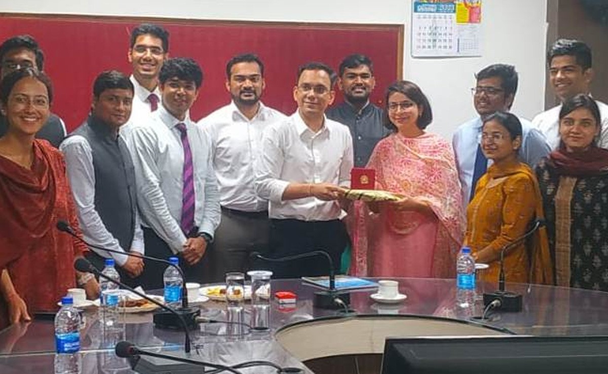 कोरबा पहुंचे मसूरी के 14 ट्रेनी अधिकारी, कलेक्टर साहब ने सम्मान में दी कोसा शॉल; संस्कृति-धरोहर के बारे में बताया