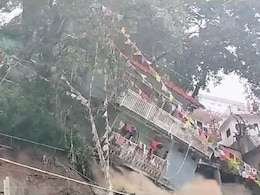 उत्तराखंड के नैनीताल में भूस्खलन से ढह गया दो मंजिल का मकान उत्तराखंड के नैनीताल में भूस्खलन से ढह गया दो मंजिल का मकान
