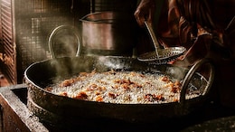 Top 6 Places To Eat In Chawri Bazaar For A Delightful Snacking Experience