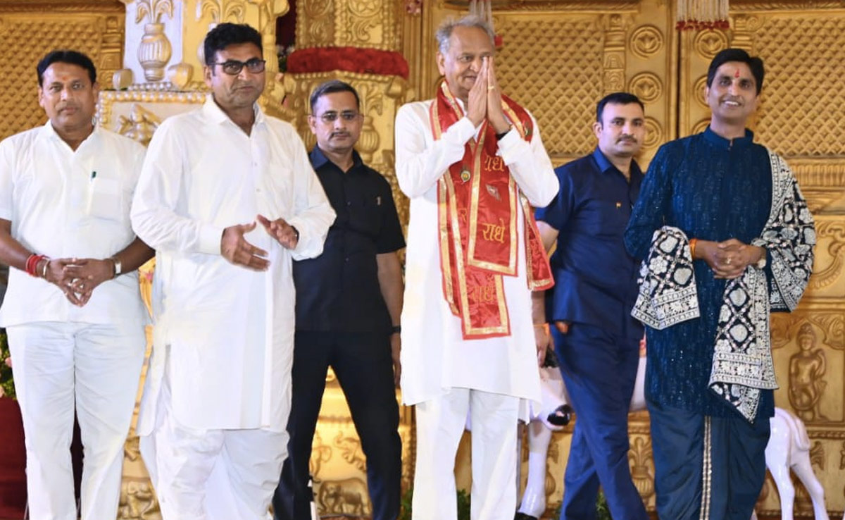 भीलवाड़ाः खरगे की सभा के बाद कुमार विश्वास की कृष्ण कथा सुनने पहुंचे CM गहलोत