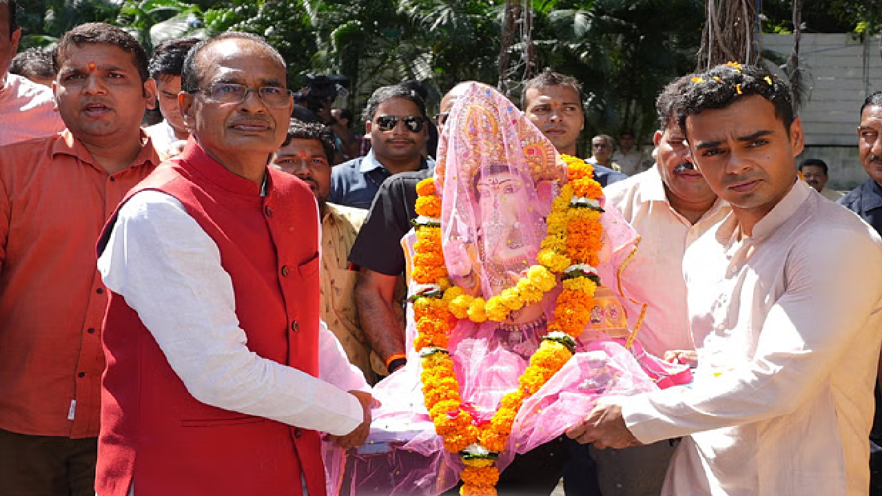 Bhopal में Ganesh Chaturthi के मौके पर CM House में Shivraj ने की गजानन की स्थापना