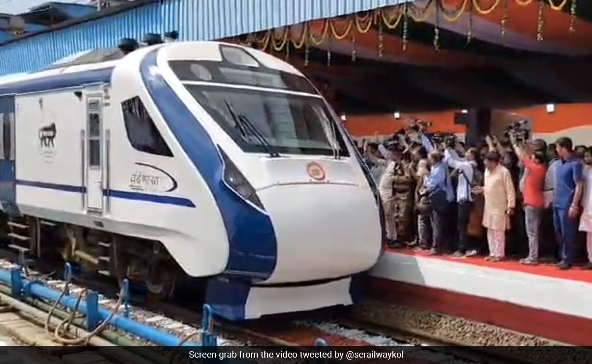 झारखंड में दूसरी वंदे भारत का शुभारंभ, PM मोदी ने वीडियो कॉन्फ्रेंसिंग के जरिए दिखाई हरी झंडी 