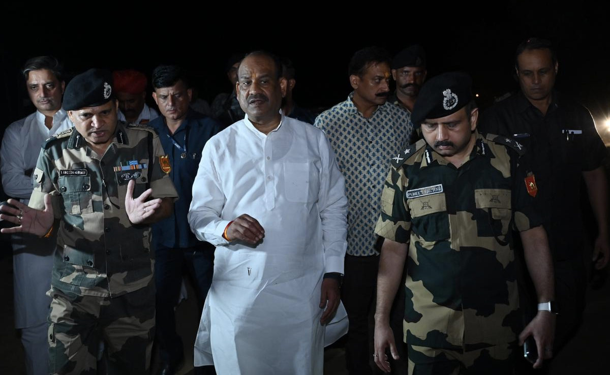 देर शाम भारत-पाक सीमा पर पहुंचे लोकसभा स्पीकर ओम बिरला,  BSF जवानों संग तनोट मंदिर में की पूजा