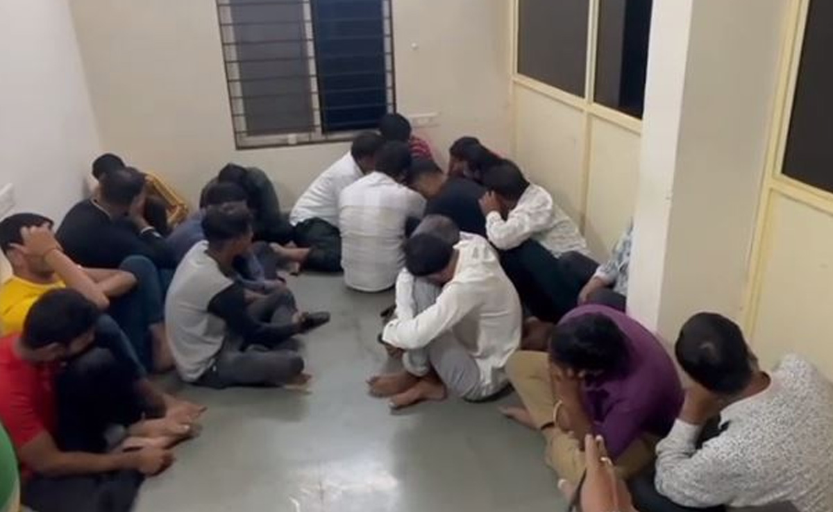 देवास : कांग्रेस के पूर्व पार्षद के ऑफिस पर छापा, चल रहा था जुआ, पकड़े गए 24 जुआरी