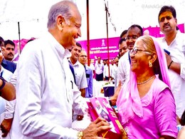 फ्री स्मार्टफोन योजना पर घिरी गहलोत सरकार, हाईकोर्ट ने नोटिस भेजकर 5 अक्टूबर तक मांगा जवाब फ्री स्मार्टफोन योजना पर घिरी गहलोत सरकार, हाईकोर्ट ने नोटिस भेजकर 5 अक्टूबर तक मांगा जवाब