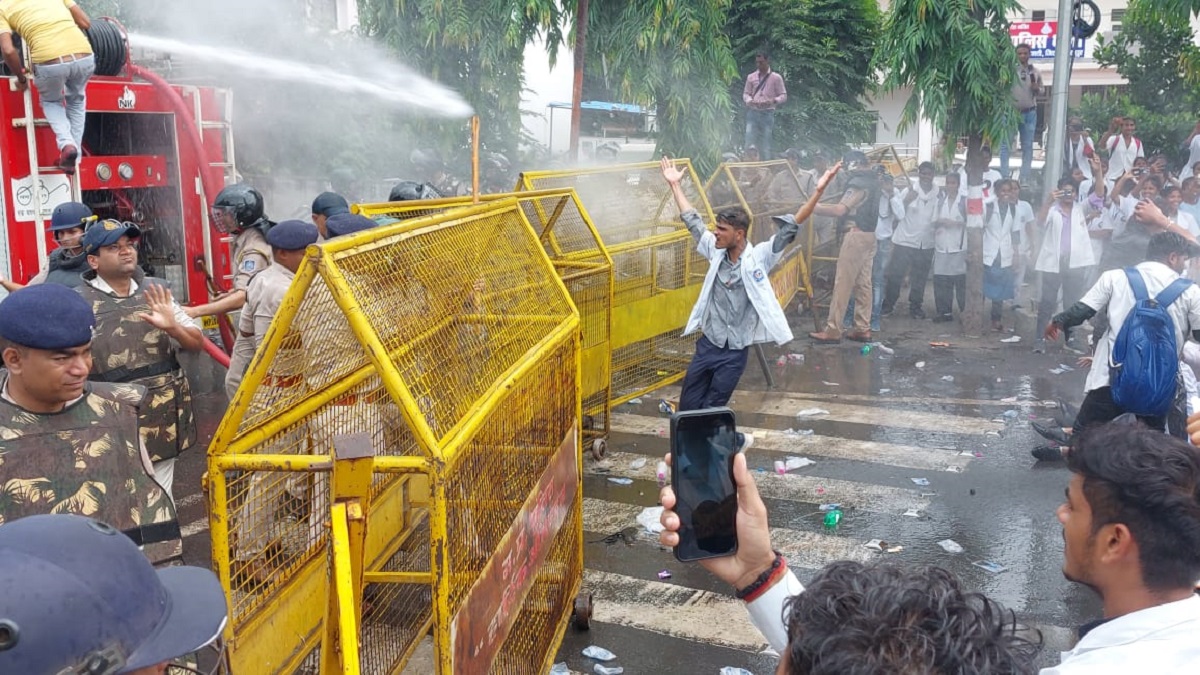 जबलपुर : 3 साल से है नर्सिंग छात्रों को परीक्षा का इंतजार, प्रदर्शनकारियों पर प्रशासन ने कराई पानी की बौछार