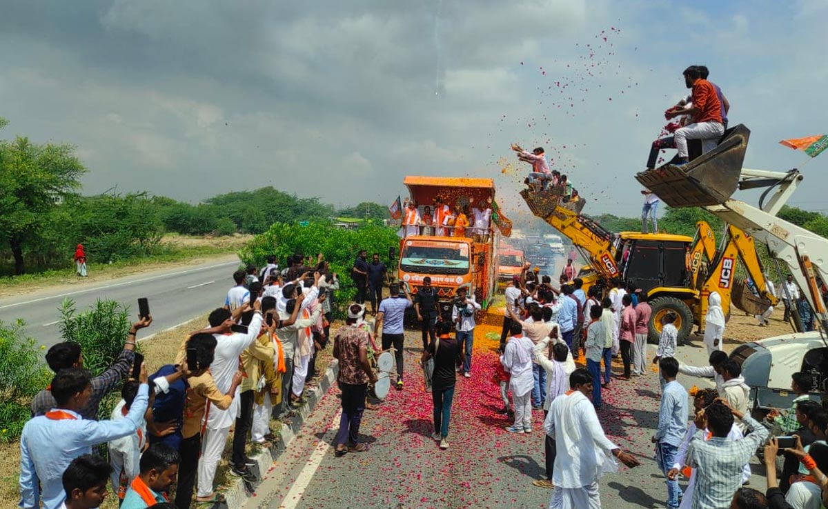 सीकर पहुंची BJP की परिवर्तन यात्रा, बुलडोजर से हुई फूलों की बारिश, नेता प्रतिपक्ष बोले- वोट से जवाब देगी जनता