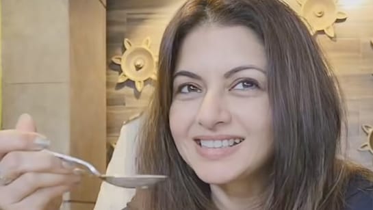 Bhagyashree With Husband: एक्ट्रेस भाग्यश्री ने पति के साथ साउथ की इन डिशेज का उठाया लुत्फ, वीडियो देख ड्रूल करने लगेंगे आप...