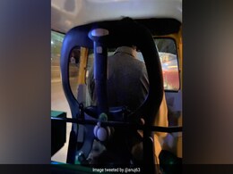 सीट की जगह लगा दी ऑफिस चेयर, बेंगलुरु के ऑटो में ड्राइवर का तगड़ा जुगाड़ देख लोगों ने ली मौज सीट की जगह लगा दी ऑफिस चेयर, बेंगलुरु के ऑटो में ड्राइवर का तगड़ा जुगाड़ देख लोगों ने ली मौज