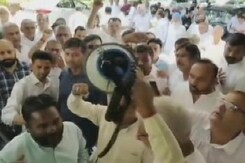 हरियाणा कांग्रेस में कलह, दो गुटों के कार्यकर्ताओं के बीच मारपीट हरियाणा कांग्रेस में कलह, दो गुटों के कार्यकर्ताओं के बीच मारपीट