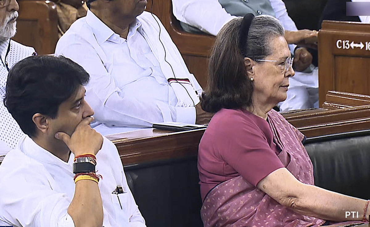 J Scindia Sat With Sonia Gandhi At Parliament Event, Both Seen Chatting