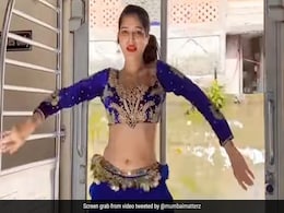 मुंबई लोकल ट्रेन में बेली डांस कर रही थी महिला, वायरल Video देख भड़के लोग, बताया अश्लील मुंबई लोकल ट्रेन में बेली डांस कर रही थी महिला, वायरल Video देख भड़के लोग, बताया अश्लील