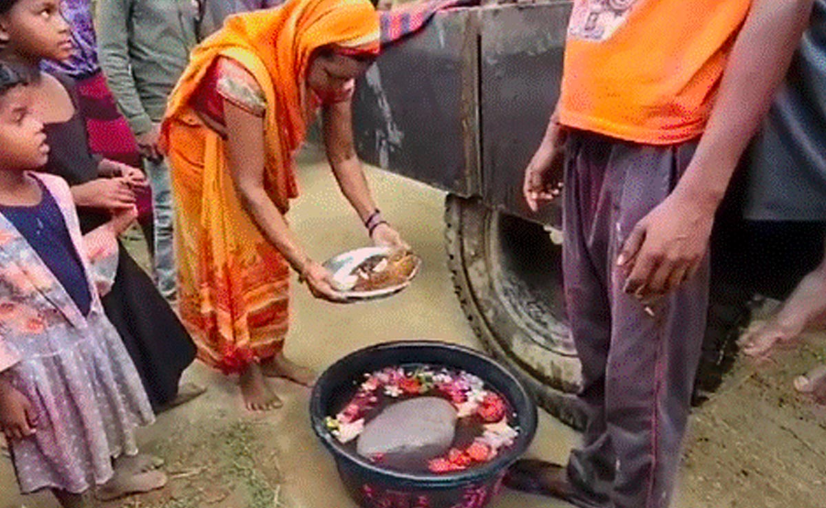 सूरजपुर : पानी में "तैरता हुआ पत्थर" मिला ! गांव के लोग करने लगे पूजा-अर्चना