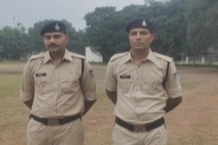 इंदौर के दो पुलिस वालों ने निभाई मानवता की ड्यूटी इंदौर के दो पुलिस वालों ने निभाई मानवता की ड्यूटी