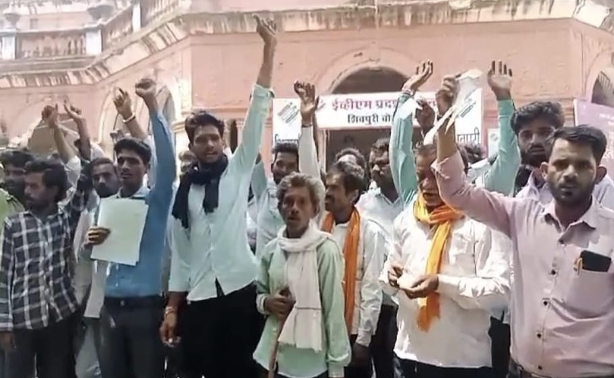 'बच्चे भूखे हैं, 6 महीने से राशन नहीं मिला साहब'... शिवपुरी में गांव वालों ने लगाई एडीएम से गुहार
