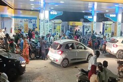 राजस्थान में पेट्रोल पंपों पर दिखने लगा हड़ताल का असर, लोगों को हो रही है परेशानी राजस्थान में पेट्रोल पंपों पर दिखने लगा हड़ताल का असर, लोगों को हो रही है परेशानी