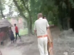 बिहार : शराब माफिया को गिरफ्तार करने पहुंची पुलिस टीम पर हमला, आरोपी को छुड़ाया बिहार : शराब माफिया को गिरफ्तार करने पहुंची पुलिस टीम पर हमला, आरोपी को छुड़ाया