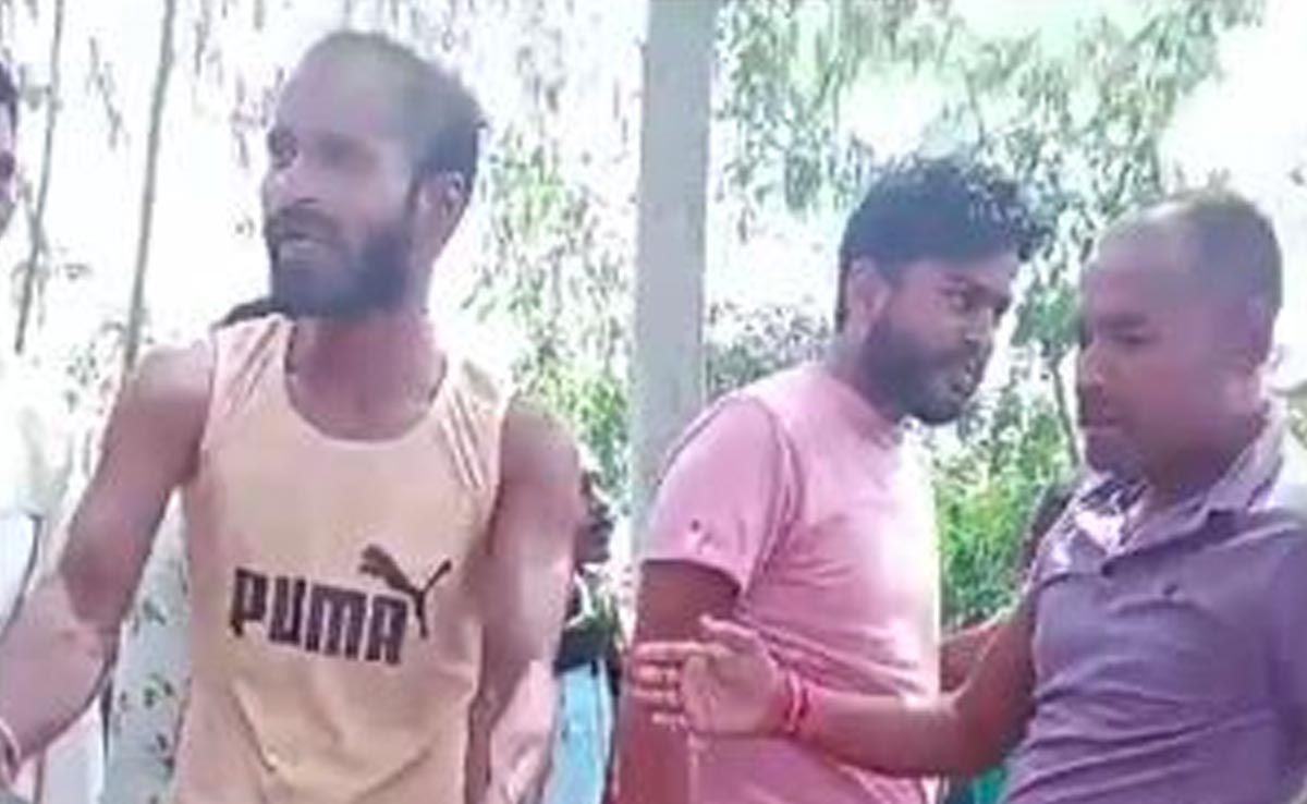 VIDEO: मृतक दोस्त के बारे में सवालों के जवाब नहीं दे सका बुजुर्ग, BJP नेता ने चप्पलों से कर दी पिटाई VIDEO: मृतक दोस्त के बारे में सवालों के जवाब नहीं दे सका बुजुर्ग, BJP नेता ने चप्पलों से कर दी पिटाई