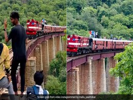 पुल के ऊपर से गुज़र रही ट्रेन की छत पर खड़े थे लोग, पटरी पर बैठकर Video बना रहे थे लड़के, खतरनाक मंज़र देख कांप जाएंगे पुल के ऊपर से गुज़र रही ट्रेन की छत पर खड़े थे लोग, पटरी पर बैठकर Video बना रहे थे लड़के, खतरनाक मंज़र देख कांप जाएंगे