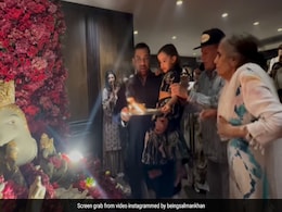 सलमान खान ने पूरे परिवार के साथ मनाई गणेश चतुर्थी, भांजी को गोद में लेकर की बप्पा की आरती सलमान खान ने पूरे परिवार के साथ मनाई गणेश चतुर्थी, भांजी को गोद में लेकर की बप्पा की आरती