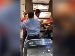 Video: iPhone डिलीवरी में हुई देरी तो 2 लोगों ने दिल्ली के स्टोर में कर्मचारियों को जमकर पीटा Video: iPhone डिलीवरी में हुई देरी तो 2 लोगों ने दिल्ली के स्टोर में कर्मचारियों को जमकर पीटा