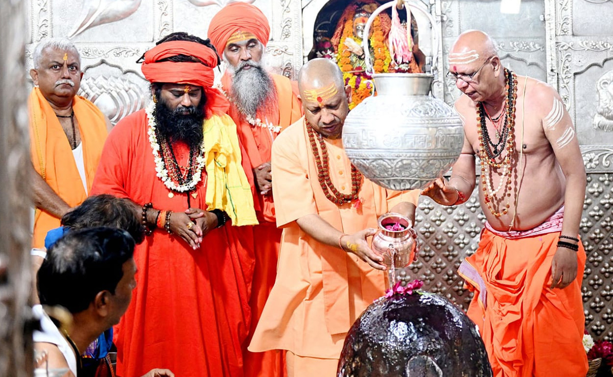 उज्जैन: महाकाल की नगरी पहुंचे सीएम योगी, गर्भग्रह में की पूजा अर्चना