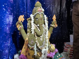 गणेश चतुर्थी: 11 किलो मूंग से बनाई भगवान गणेश की प्रतिमा, देखने के लिए जुट रही भक्तों की भीड़ गणेश चतुर्थी: 11 किलो मूंग से बनाई भगवान गणेश की प्रतिमा, देखने के लिए जुट रही भक्तों की भीड़