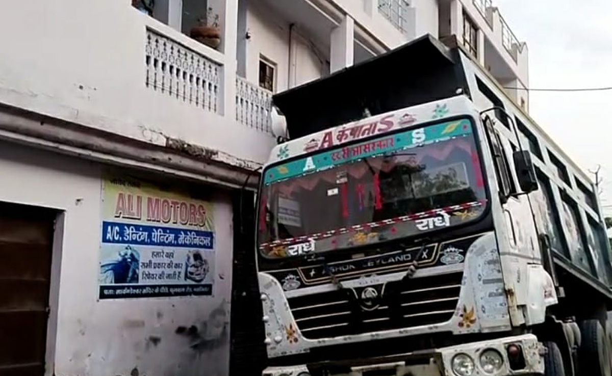 Gwalior : कुछ दिन पहले बनी सड़क बारिश में धंसी ! घर में घुसा डंपर, बच्ची घायल