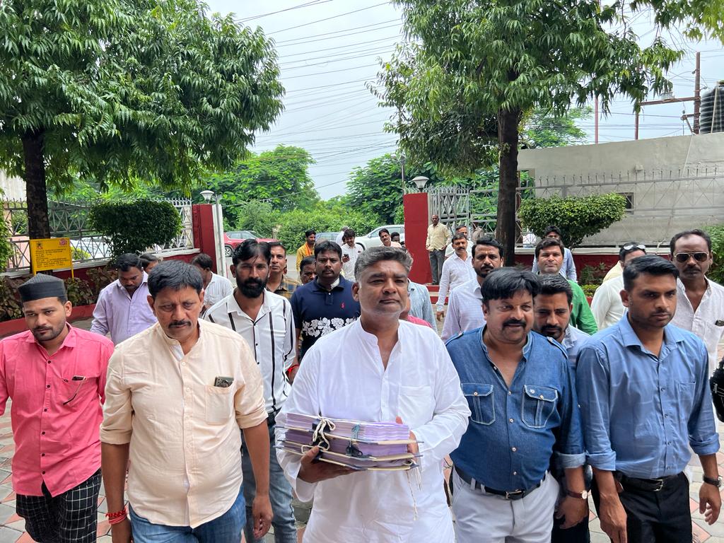 भोपाल : कांग्रेस नेता ने लगाया फर्जी वोटर्स का आरोप, 12 हजार लोगों की सूची लेकर पहुंचे आयोग