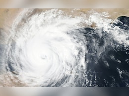 Super Typhoon Man-Yi Hits Philippines, Forcing Lakhs to Flee Super Typhoon Man-Yi Hits Philippines, Forcing Lakhs to Flee