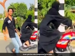 पहले दौड़ती बाइक से कूदा लड़का, पिछली सीट पर बैठी लड़की के साथ क्या हुआ, देखें वीडियो पहले दौड़ती बाइक से कूदा लड़का, पिछली सीट पर बैठी लड़की के साथ क्या हुआ, देखें वीडियो