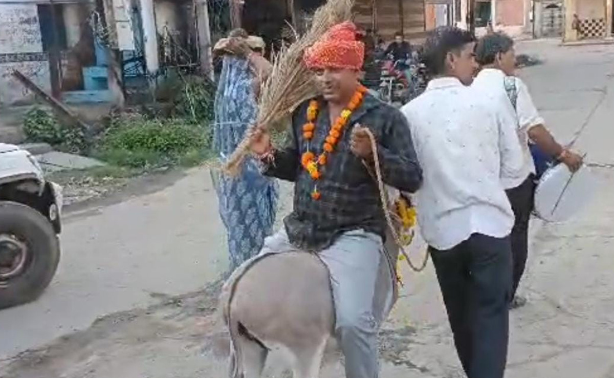 रतलाम : बारिश कराने के लिए अनोखा टोटका, गधे पर उल्टा बैठकर पूरा गांव घूमा सरपंच