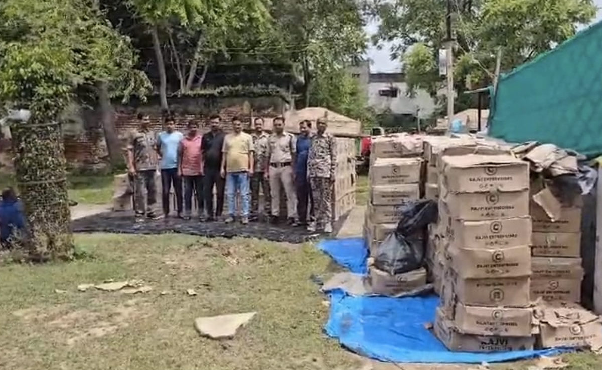 भिंड पुलिस ने पकड़ा शराब के भरा ट्रक, 1 करोड़ से ज्यादा की अंग्रेजी शराब बरामद