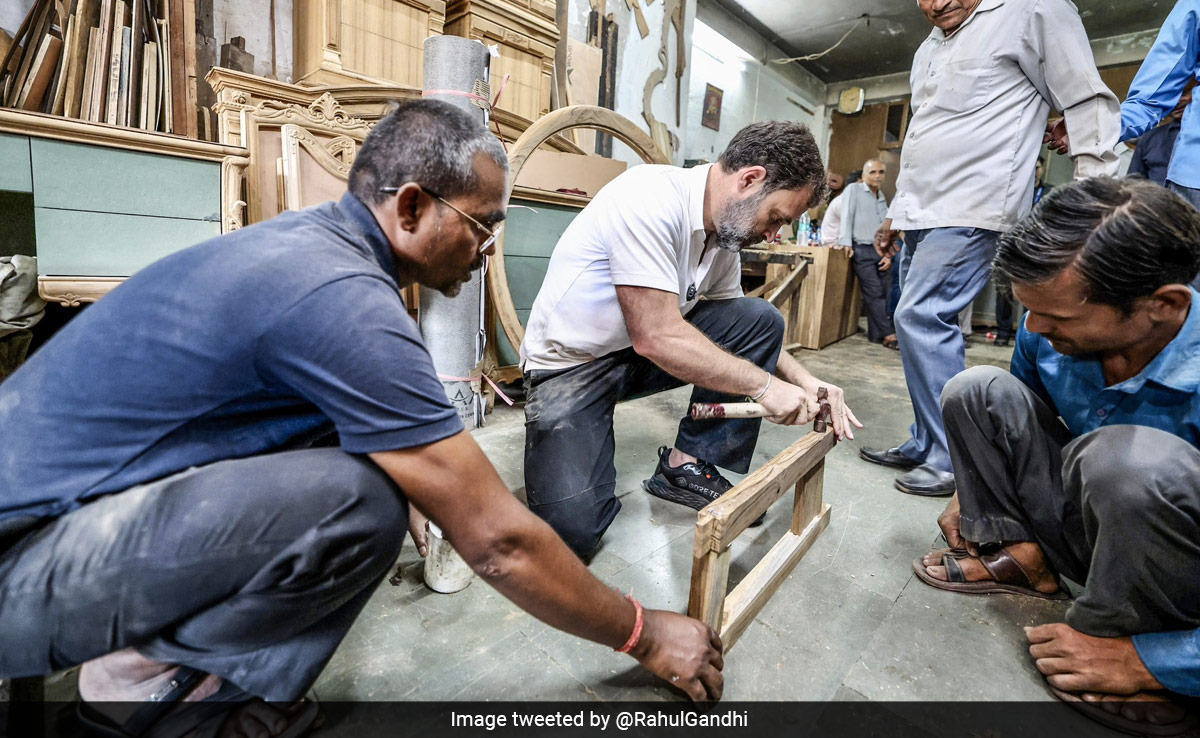 राहुल गांधी ने मैकेनिक-कुली के बाद अब बढ़ईगीरी में आजमाए हाथ, आरी से काटी लकड़ी; फिर चलाया हथौड़ा